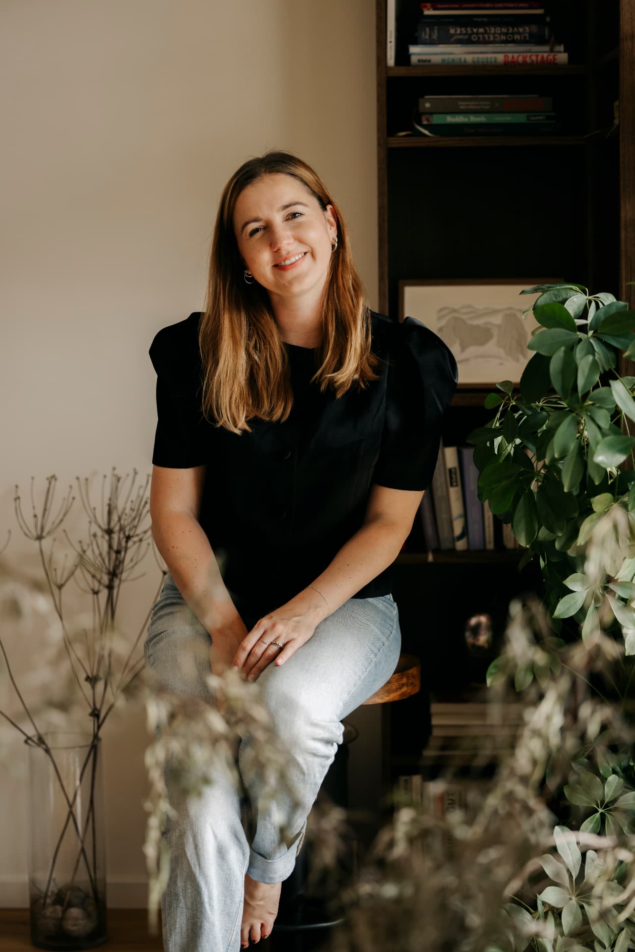 Lea Robens vor Bücherregal