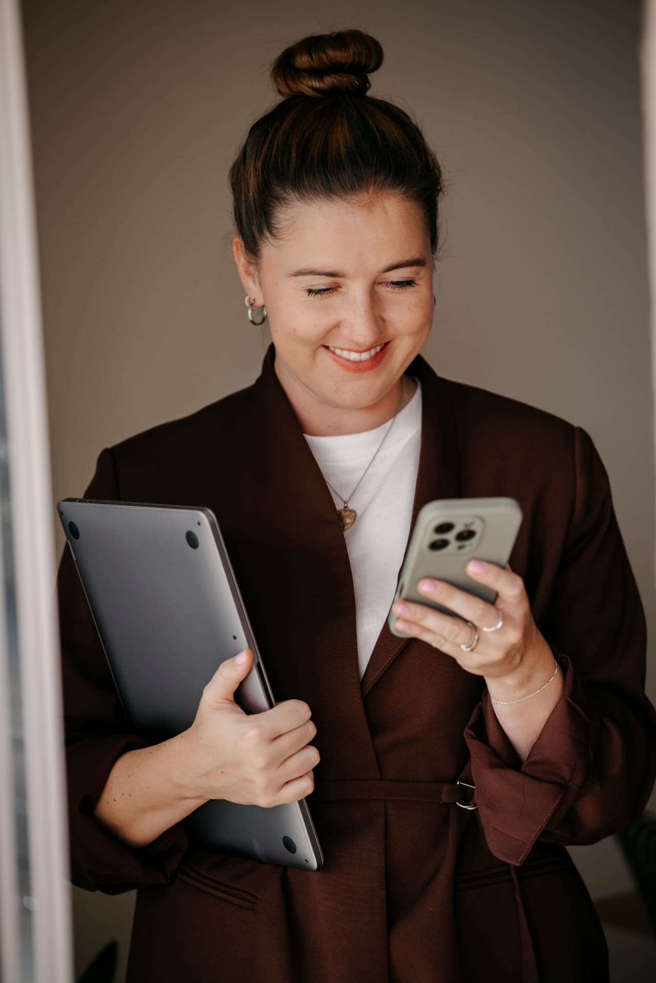 Lea Robens mit Laptop und Smartphone bei der Content-Produktion