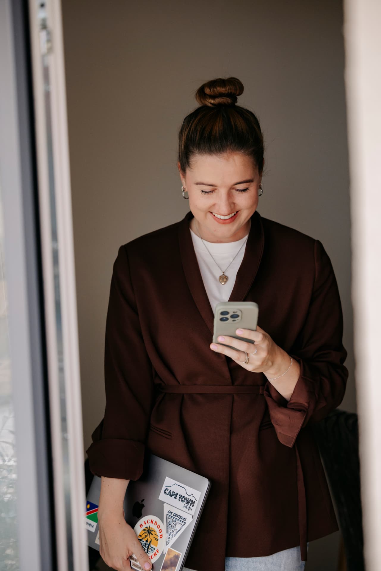 Lea Robens als Social Media Managerin mit Laptop und Smartphone
